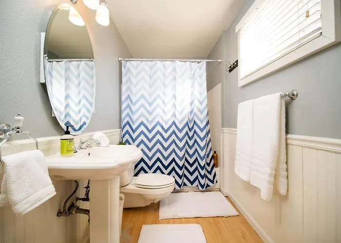 Modern, Oasis! Private Pool, Sleeps 12 Holiday home Tempe