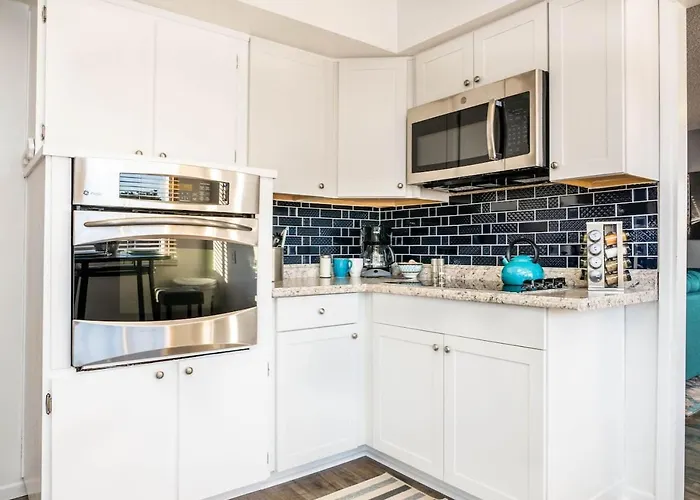 Modern, Oasis! Private Pool, Sleeps 12 Holiday home Tempe