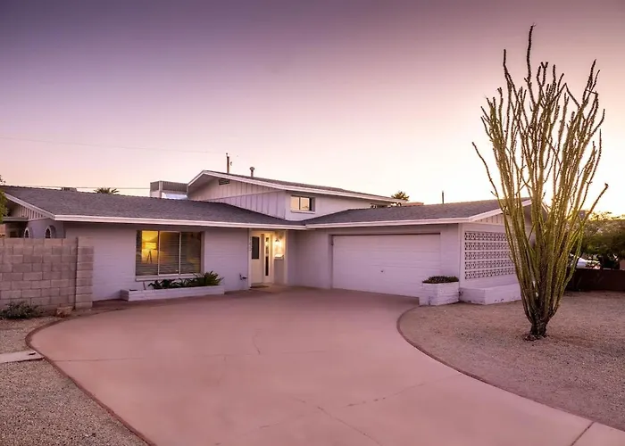 Holiday home Modern, Oasis! Private Pool, Sleeps 12 *