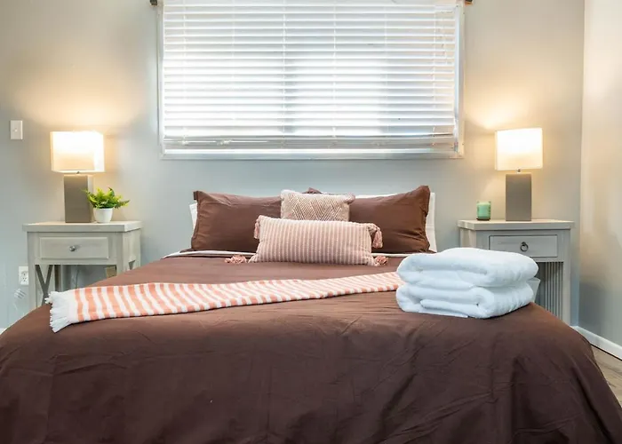 Holiday home Modern, Oasis! Private Pool, Sleeps 12 Tempe