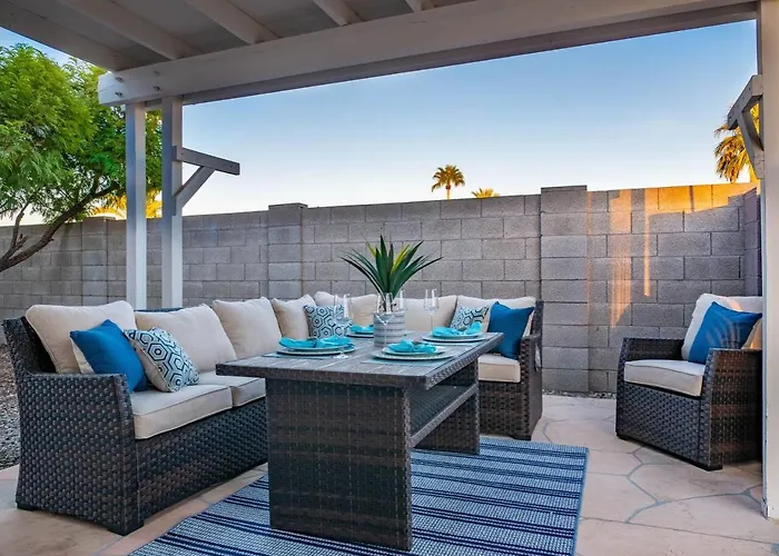 Modern, Oasis! Private Pool, Sleeps 12 Holiday home *