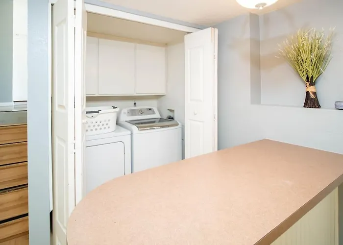 Holiday home Modern, Oasis! Private Pool, Sleeps 12 *