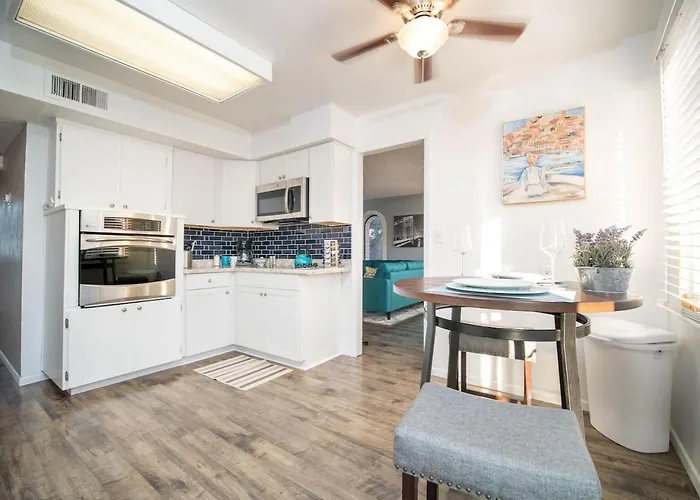 Modern, Oasis! Private Pool, Sleeps 12 Tempe