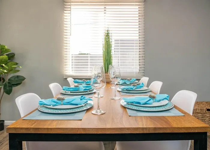 Modern, Oasis! Private Pool, Sleeps 12 Holiday home