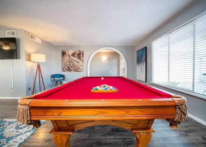 Modern, Oasis! Private Pool, Sleeps 12 Holiday home *